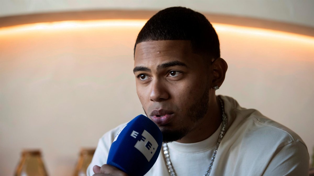 Myke Towers en una entrevista con la Agencia Efe.