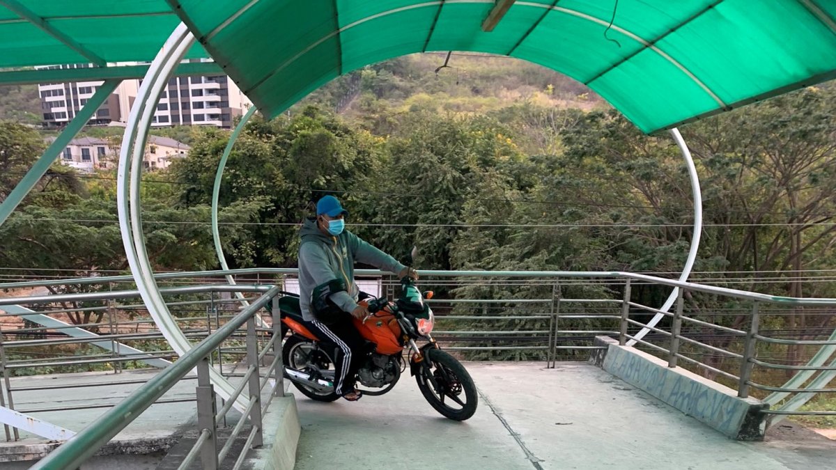 Esta imagen fue captada por una residente en el paso peatonal de vía a la costa, el ubicado cerca de la ciudadela Puerto Azul.