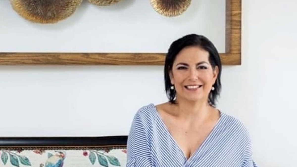 Abogada de profesión y especialista en derecho administrativo, arbitraje y Derechos Humanos.