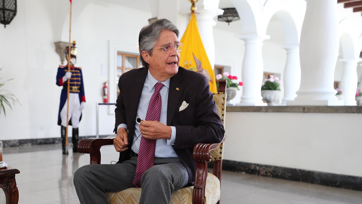 El presidente de Ecuador, Guillermo Lasso, habla en entrevista con Efe hoy, en Quito (Ecuador).