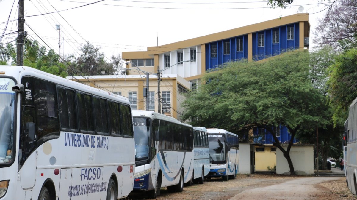 El parque automotor de la Universidad de Guayaquil se encuentra parqueado en la Ciudadela Universitaria.
