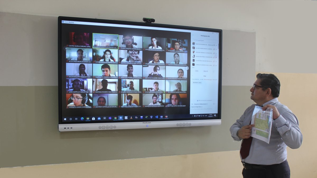 La misma clase que recibe el estudiante de manera presencial, también la recibirán los estudiantes que están de manera virtual.