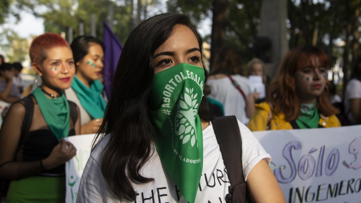 Fotografía de archivo en la que cientos de mujeres se manifiestan en la principales avenidas en la ciudad de Guadalajara, en el estado de Jalisco (México), para pedir la despenalización del aborto y un acceso libre a los servicios para la interrupción del embarazo.