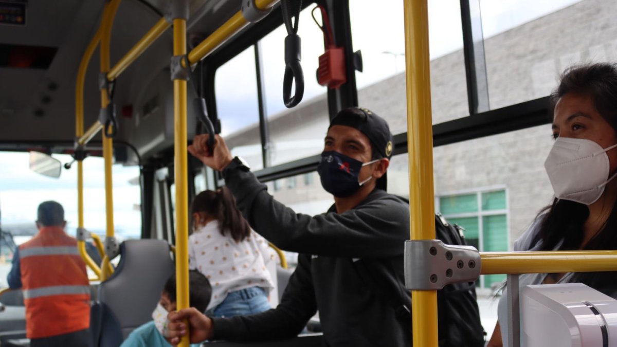 Carapaz cuando era trasladado del avión a la salida internacional, en Quito.