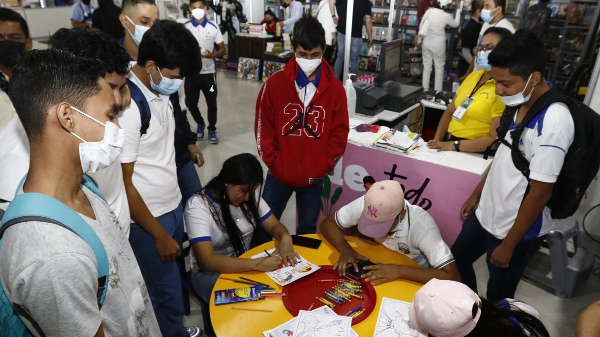 Actividad. Un grupo de estudiantes del Instituto Suárez da rienda suelta a su creatividad en retos de dibujos.