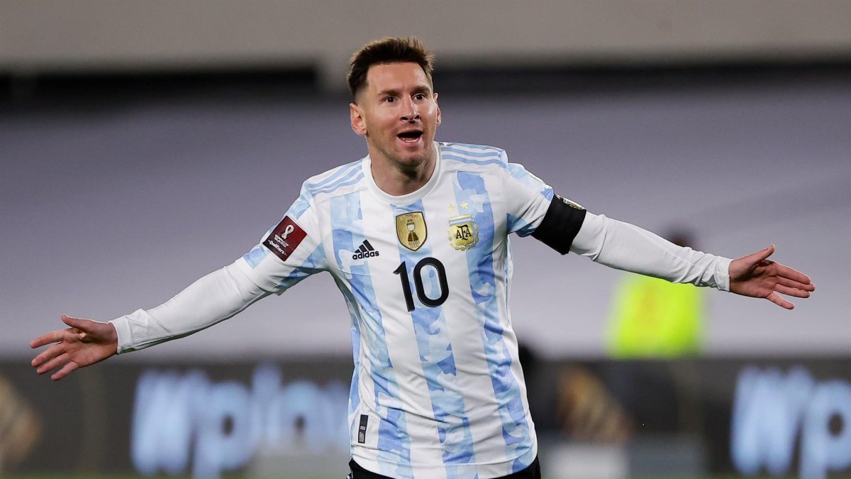 Lionel Messi de Argentina celebra un gol hoy, en un partido por las eliminatorias sudamericanas al Mundial de Catar 2022.