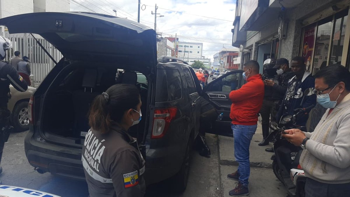 Cuando los gendarmes hicieron la requisa, encontraron 13 mil dólares, en billetes de 20, escondidos en el apoya brazos que hay entre los asientos del conductor y copiloto.