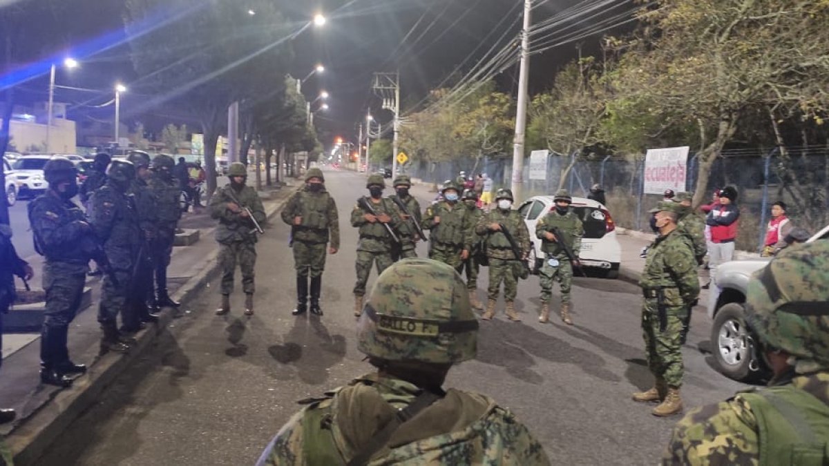 Control. Militares custodian los exteriores de la cárcel de Riobamba en Cimborazo