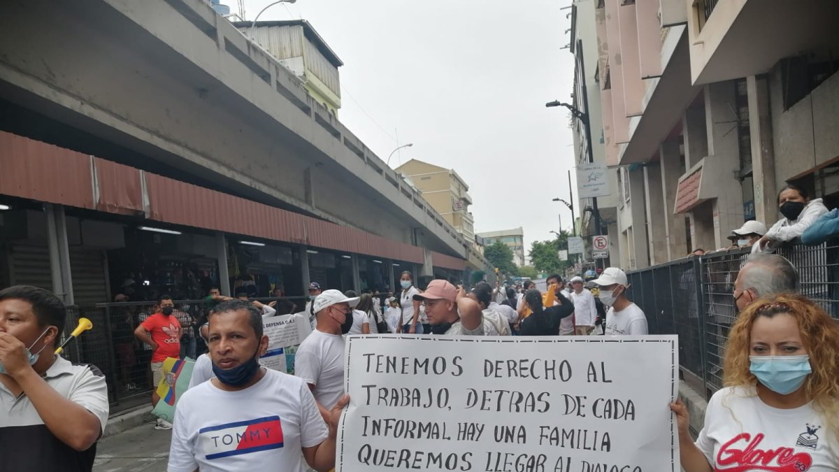 En este momento, decenas de comerciantes informales se dirigen a la alcaldía en busca de un diálogo.