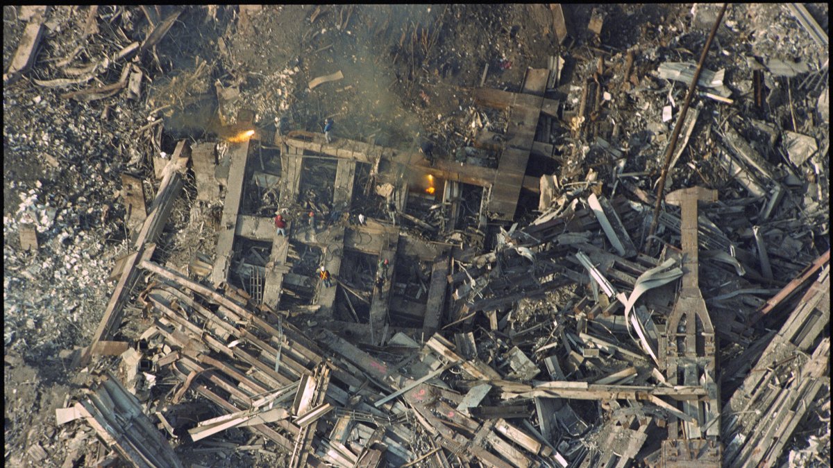 Fotograma sin fechar de especializados en el manejo del hierro cortando los restos de la estructura de la Torre Norte del World Trade Center de la ciudad de Nueva York.