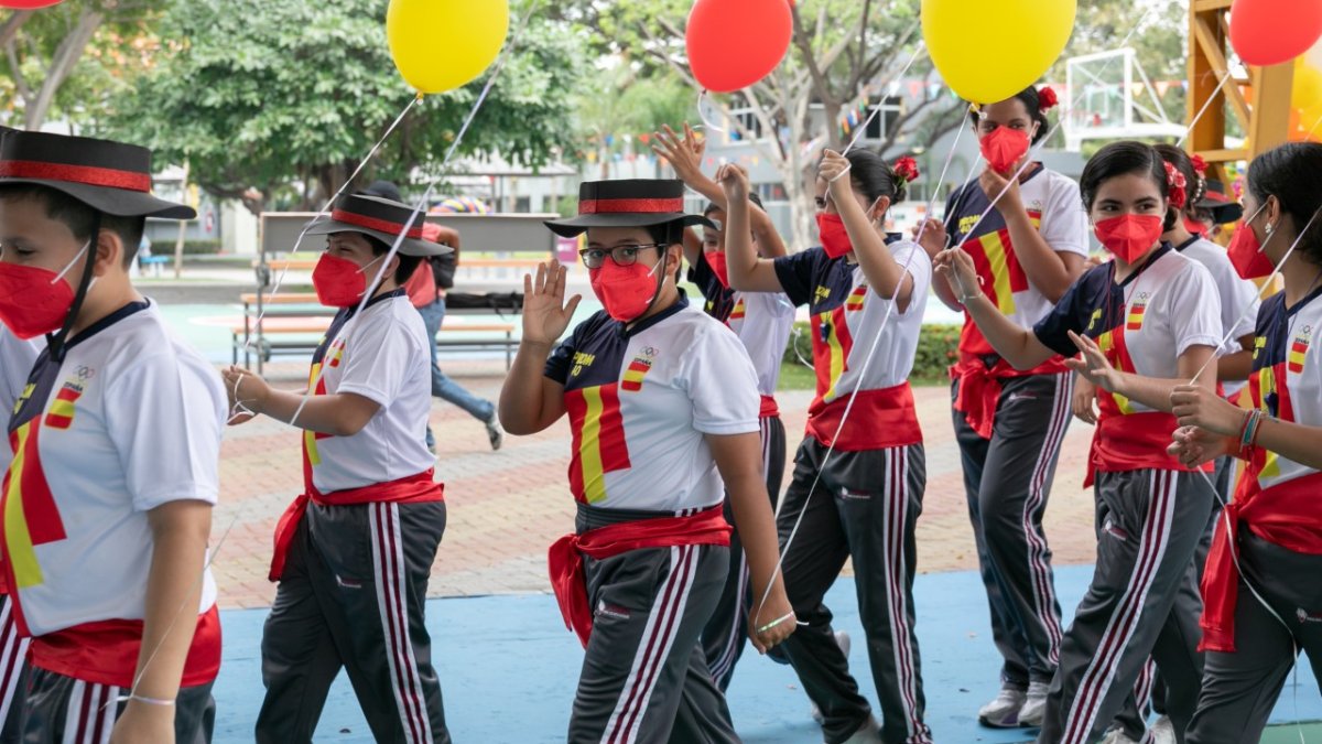 Los estudiantes de La Moderna desfilaron con coloridos uniformes bajo la temática de la EuroCopa..