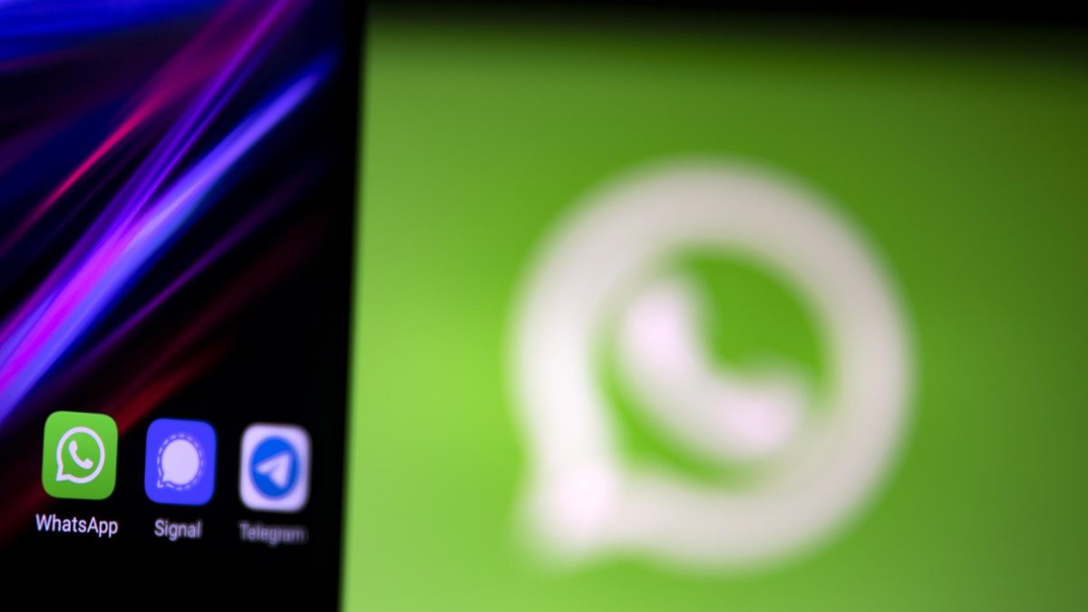 WhatsApp, que fue adquirida por Facebook en 2014, cuenta con 2.000 millones de usuarios en todo el mundo, lo que la convierte en la plataforma de mensajería por internet más usada.