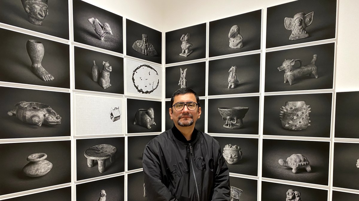 Gonzalo Vargas en la sala de exposición.
