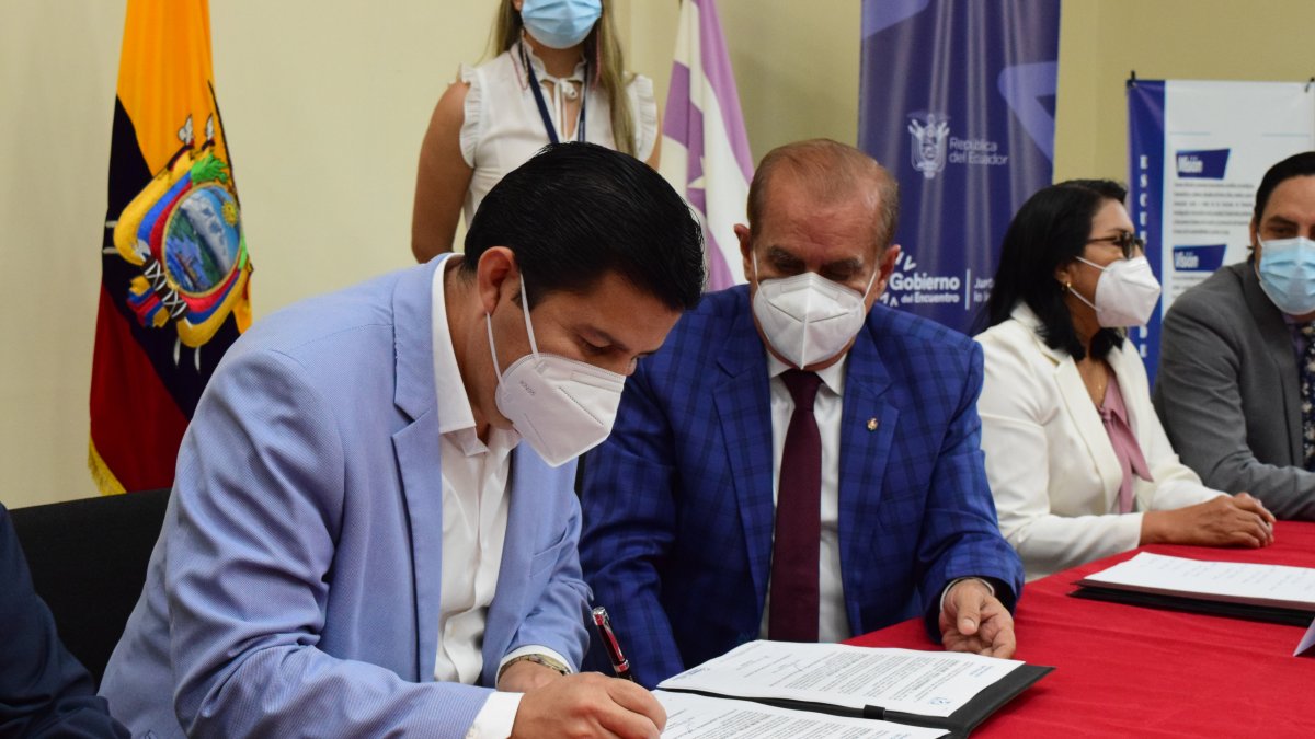 El gobernador del Guayas, Vicente Taiano; rector del alma máter, Francisco Morán; y el decano de Jurisprudencia, Tito Palma, firmaron el documento.