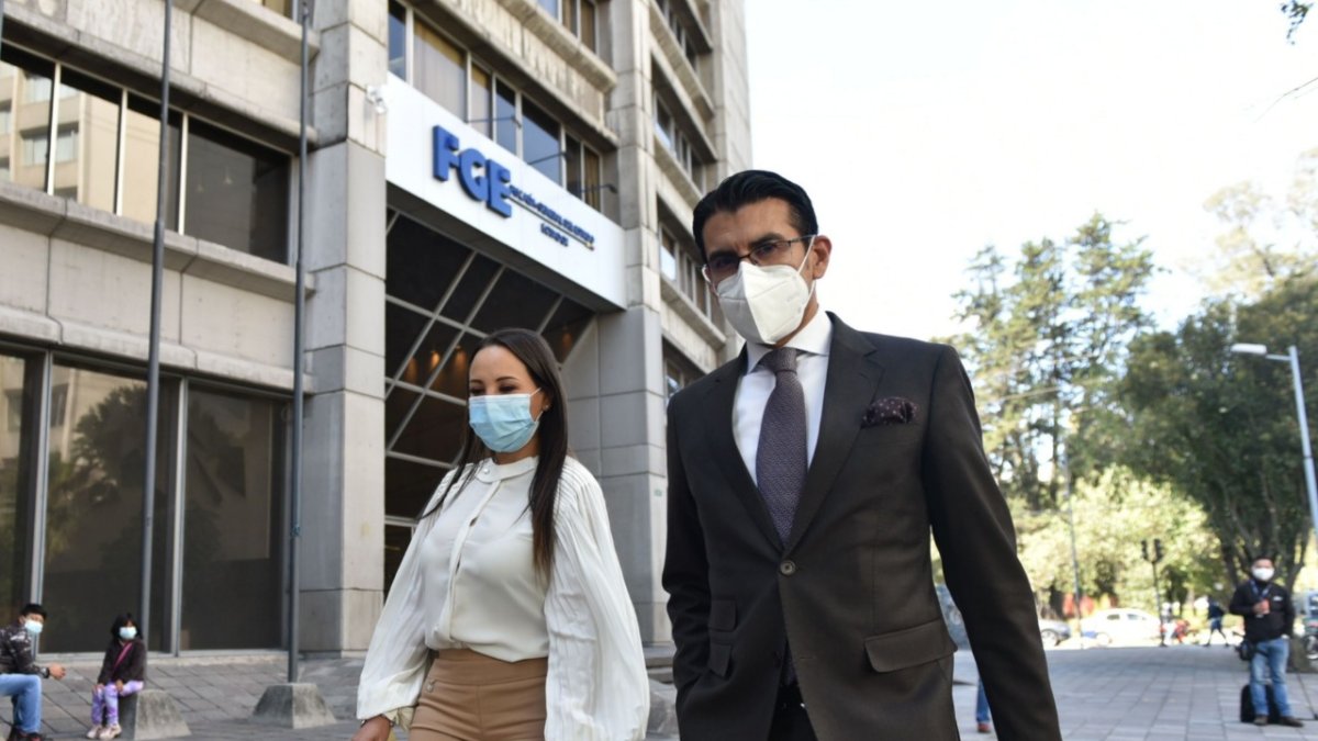 Defensores. Dolores Vintimilla acudió ayer a la Fiscalía General.