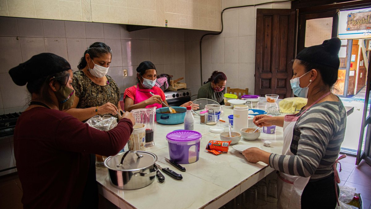 Un grupo de mujeres indígenas preparan alimentos en un restaurante, en San Cristóbal de las Casas, de Chiapas. Carlos López / EFE