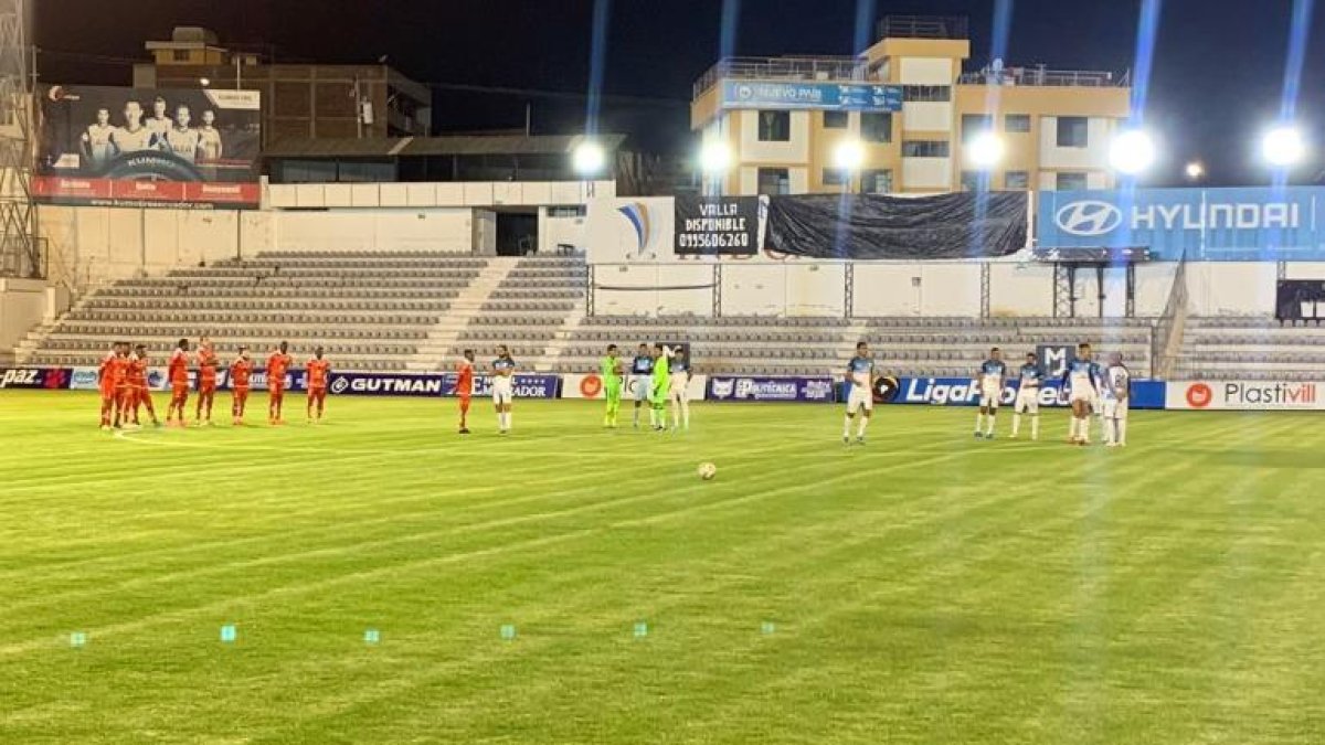 Los jugadores del Técnico Universitario y Manta saltaron a la cancha, a la espera de los árbitros.