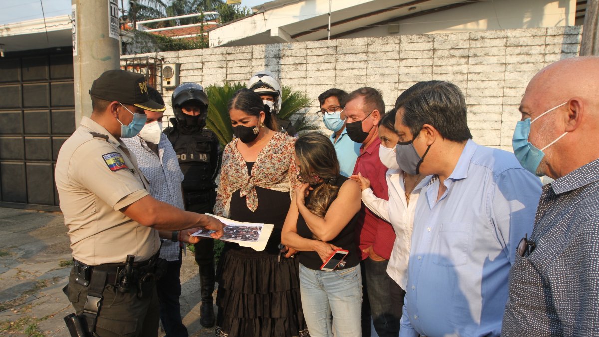 Acción.Un grupo de moradores de Urdesa central, junto a la policía, recorre la calle Bálsamos para inspeccionar las 16 cámaras instaladas.