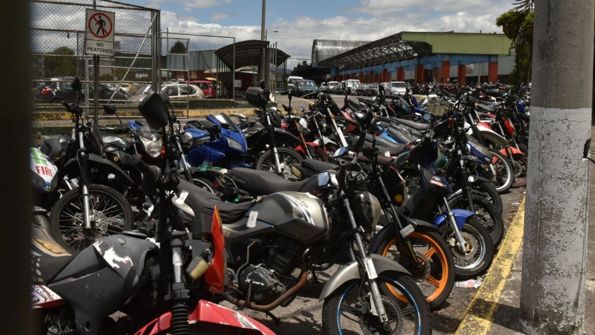La antigua estación de La Y funciona ahora como un patio de retención vehicular. Desde el exterior se visualiza una gran cantidad de motos y autos agolpados.