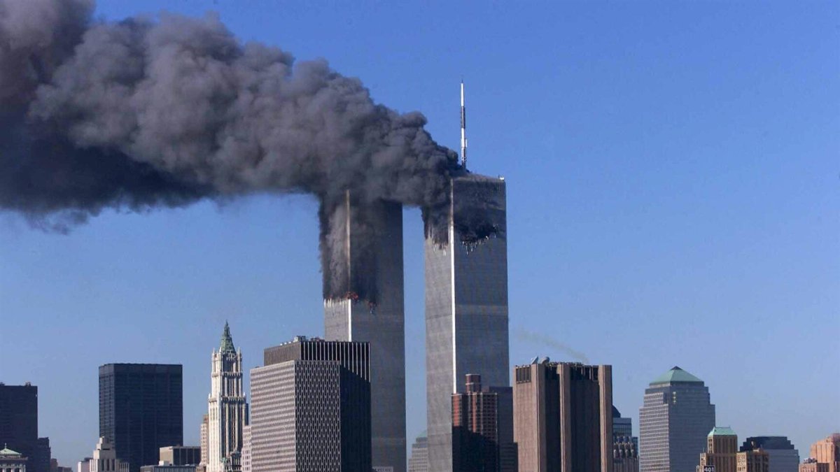 Imagen de archivo que muestra las Torres Gemelas en llamas después del atentado del 11 de septiembre de 2001 en Nueva York