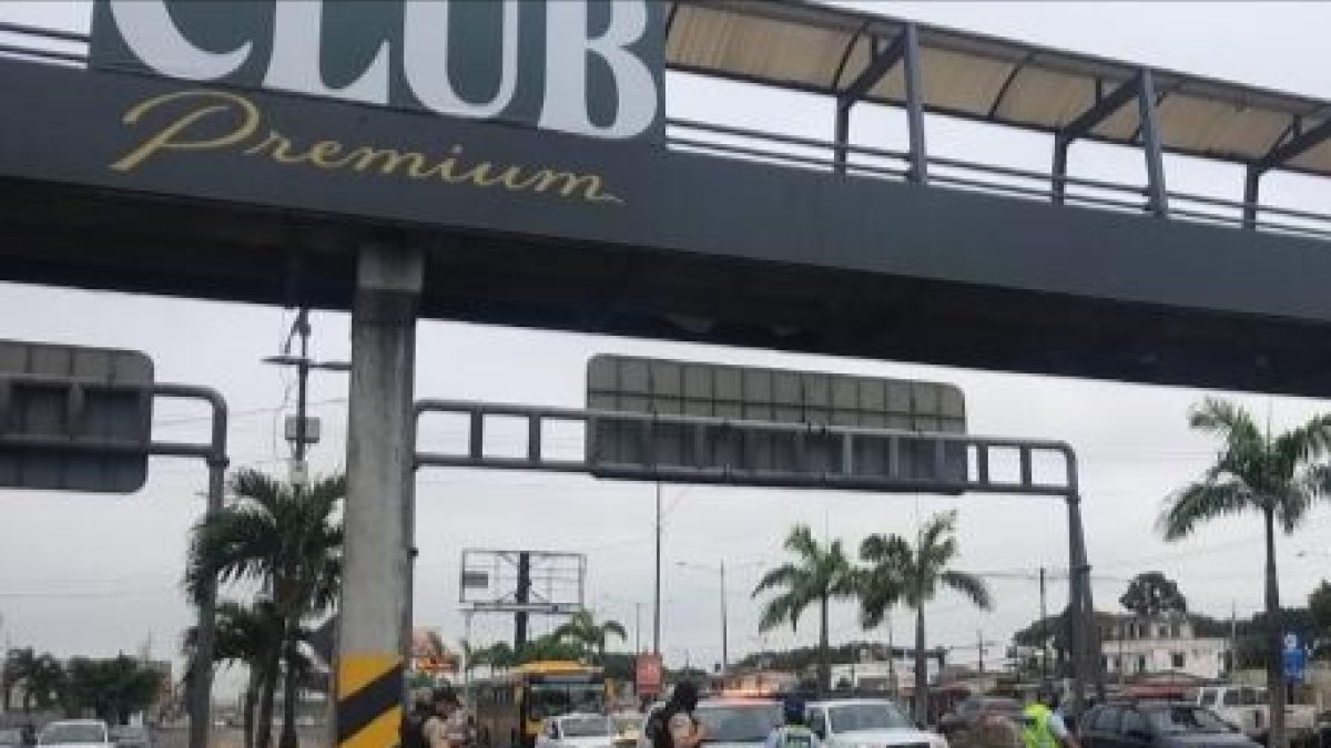 Un hombre se habría lanzado desde este paso peatonal en la avenida 25 de Julio.