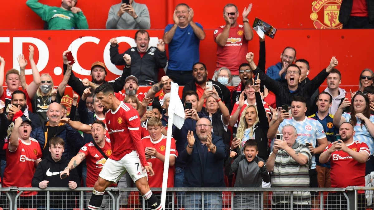 Cristiano Ronaldo marcó doblete en su debut con el Manchester United.