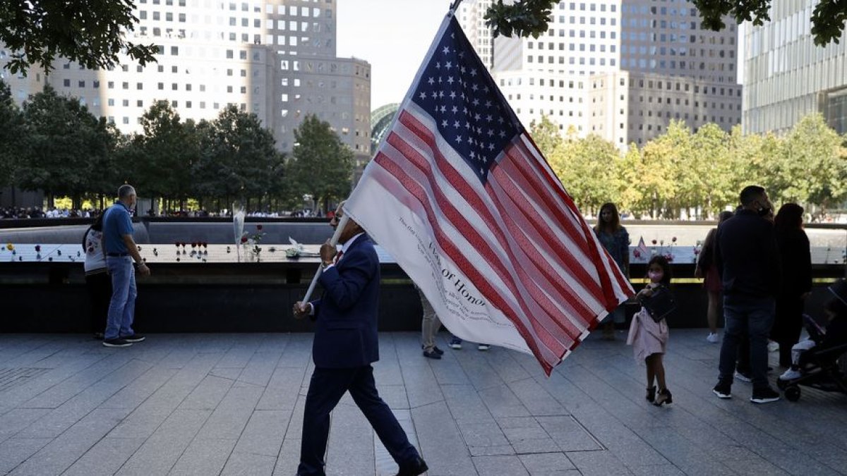 El colombiano Germano Riviera lleva una bandera de Estados Unidos en honor a los atentados del 11S, en Nueva York (EE.UU.), este 11 de septiembre de 2021.