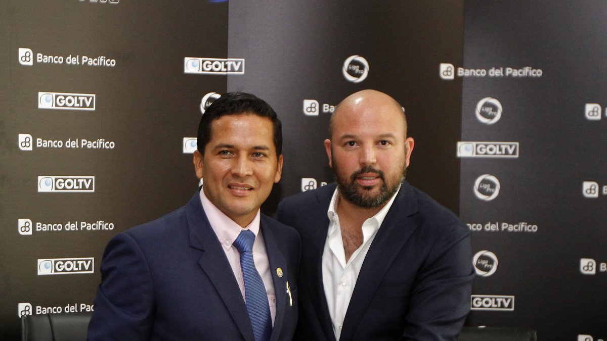 Luis Muentes (i) y Miguel Ángel Loor (d) en enero de 2019 firmaron un convenio que no se ha podido respetar.