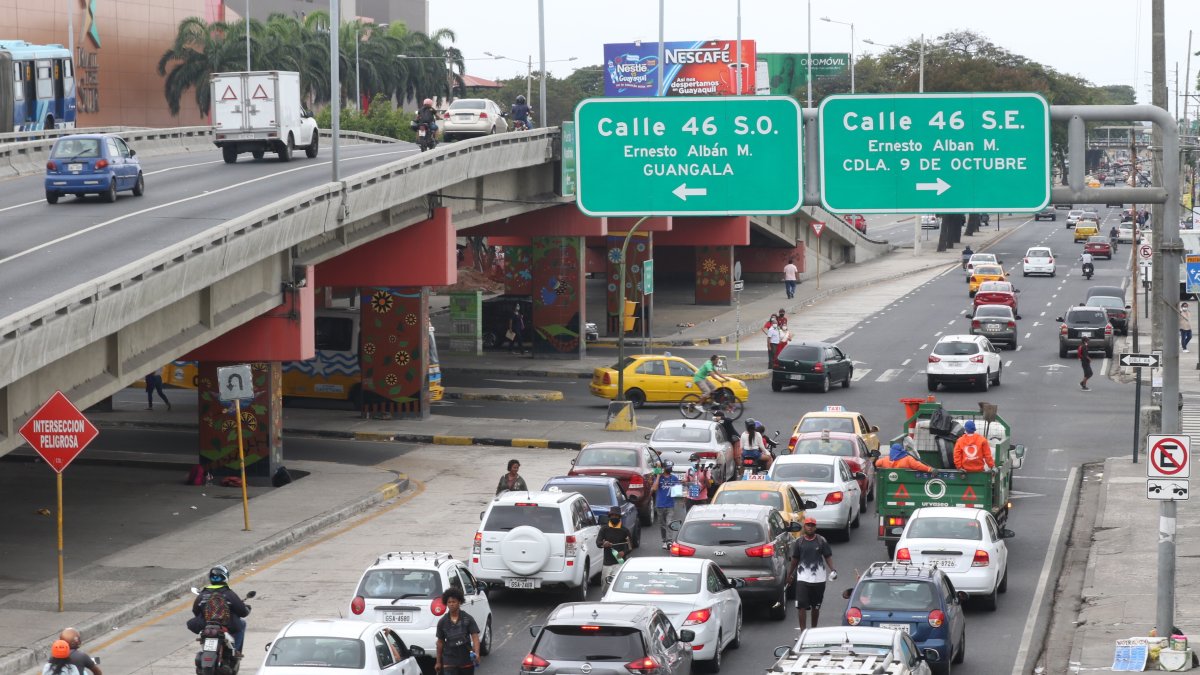 Peligro. Los conductores denuncian que entre tantos vendedores hay antisociales camuflados. Piden control en la arteria.