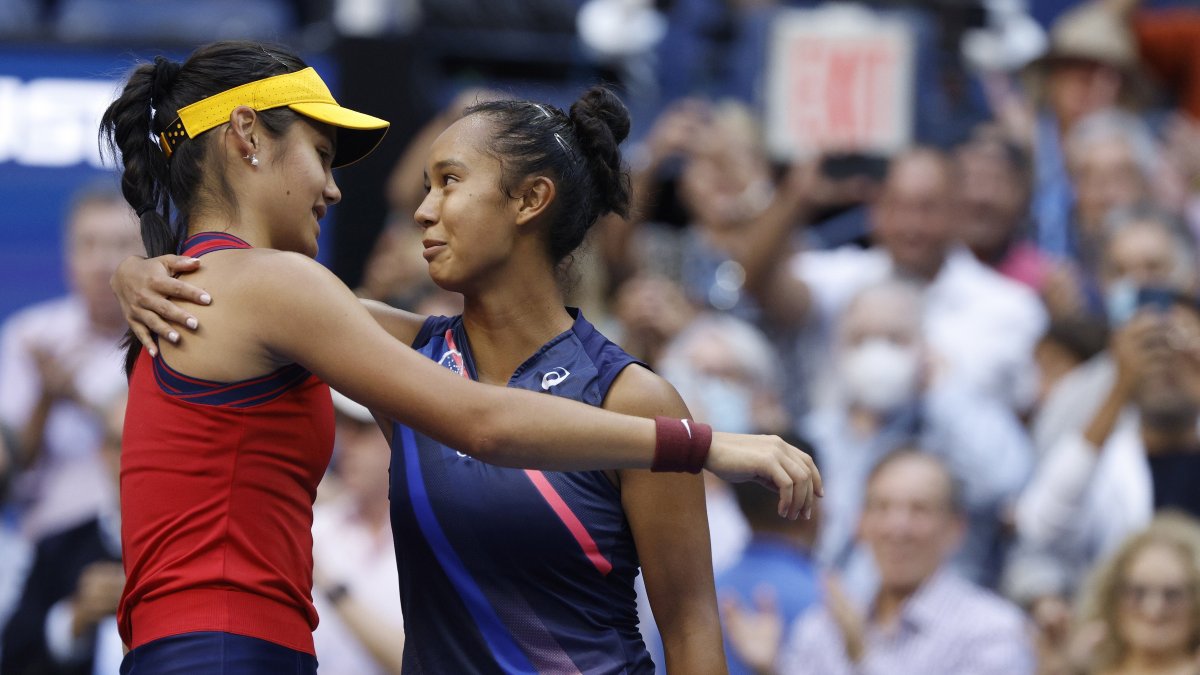 Fernández (d), actual # 73 del ranking mundial, felicitó al término del partido a Raducanu (# 150) tras caer en el partido definitorio por parciales de 6-4 y 6-3.