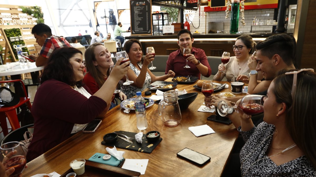 María Gracia Pólit (primera a la izquierda) celebra su cumpleaños y que ha vuelto a ver físicamente a sus amigos con una comida en el Mercado del Río.