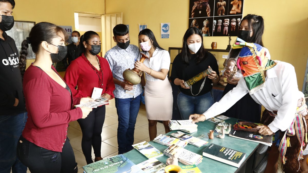 Estudiantes del colegio Jaime Roldós Aguilera exponen su proyecto realizado en casa, a un grupo de padres.