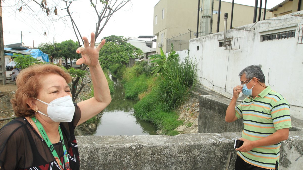 Consecuencias. En la zanja que divide a Guayacanes y Samanes 4 hay vecinos que cierran sus puertas y ventanas para evitar que el hedor ingrese.