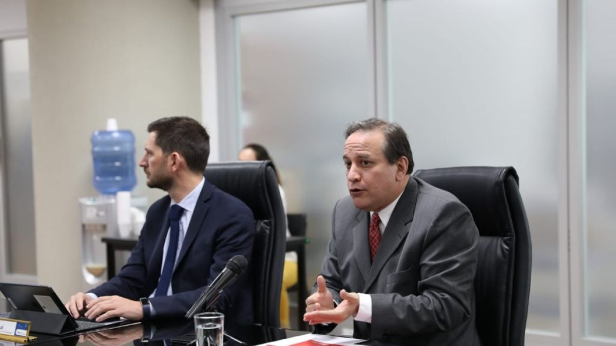 El representante del FMI en Ecuador, Julien Reynaud, y el ministro de Economía y Finanzas, Simón Cueva.