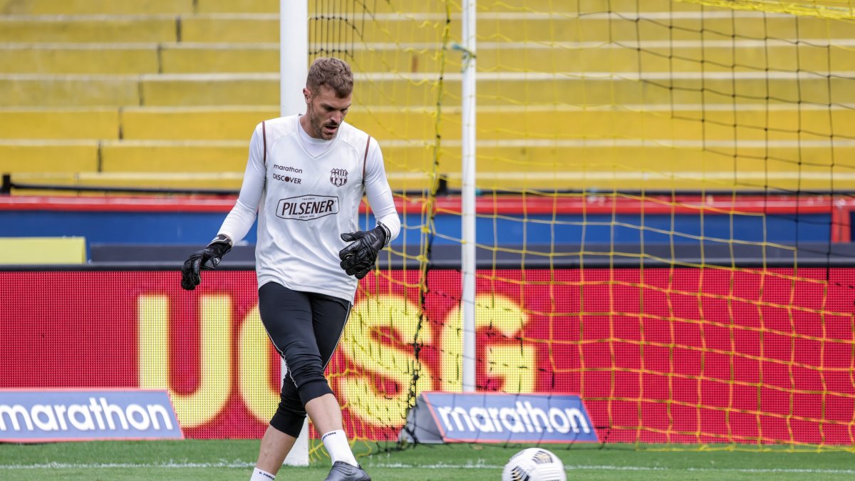 Barcelona y Deportivo Cuenca sacaron a sus jugadores al campo, pero no hubo fútbol.