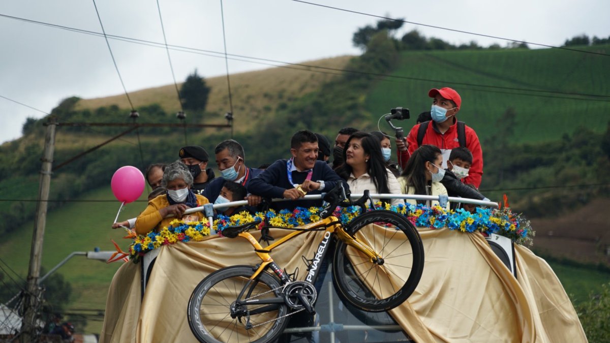 Carapaz desde lo alto de un bus descapotable con todos los suyos, encabezó la caravana.