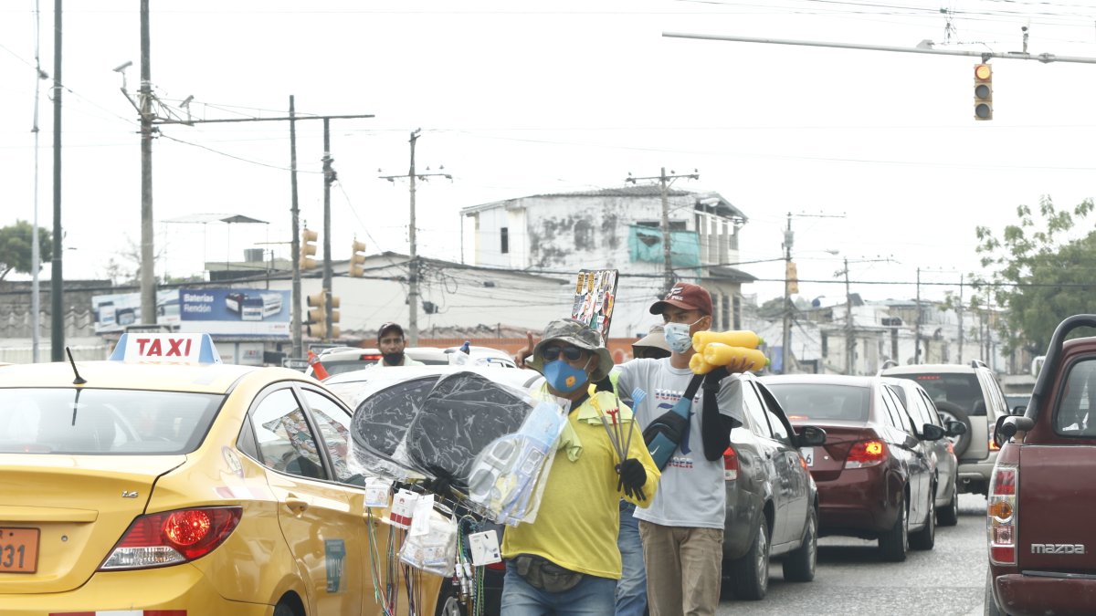 Variedad. Los vendedores informales ofrecen todo tipo de producto, incluso artículos de protección para los autos.