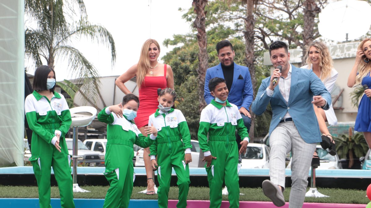 Carlos Luis con el jurado Mariela Viteri, Carlos Menéndez y Ana Paula.