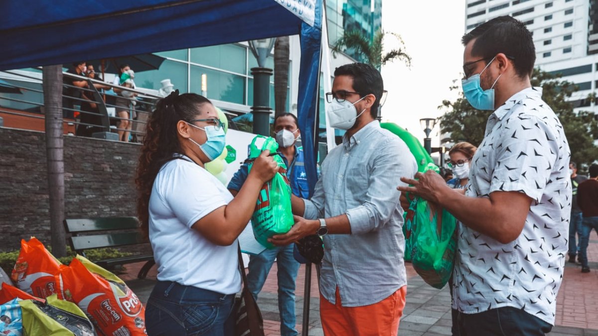 Ciudadanos de distintos sectores de la ciudad acudieron al lugar para donar los alimentos.