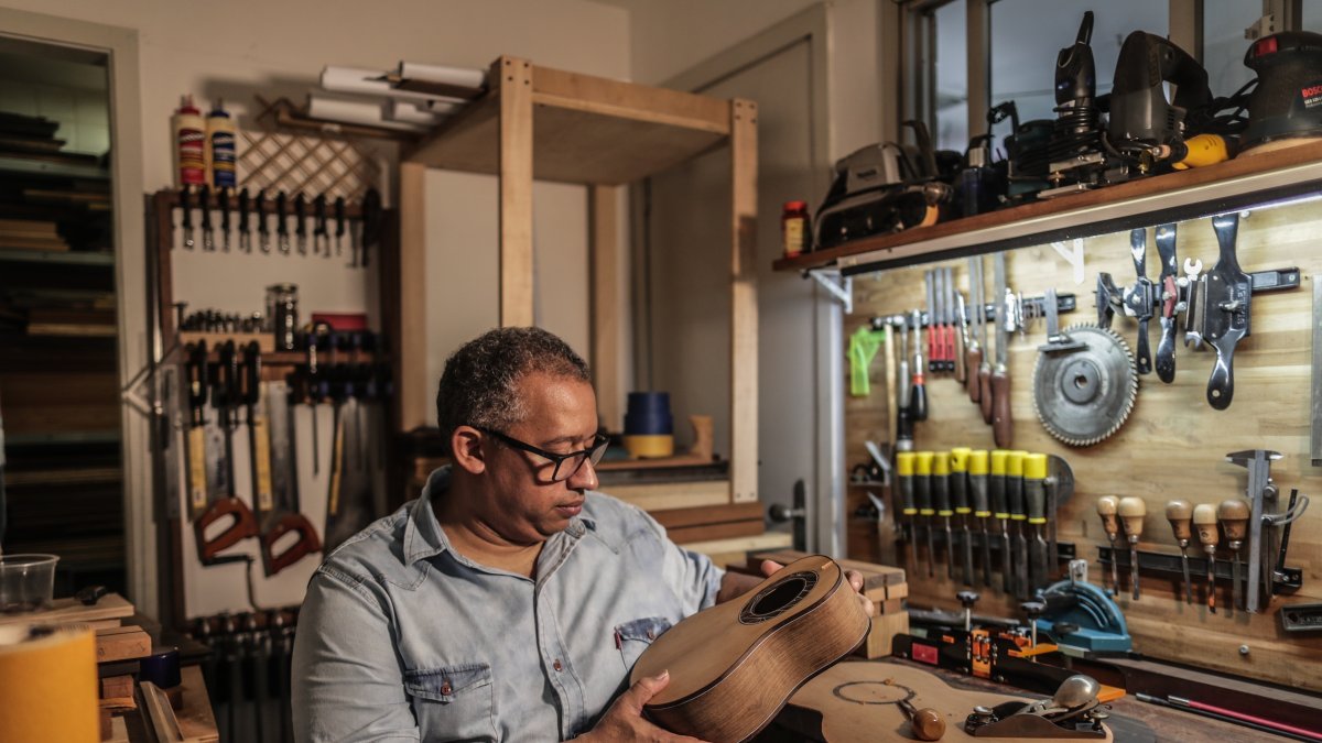 El bombero y luthier Davi Lopes, posa con sus instrumentos hoy, lunes en Río de Janeiro, Brasil.