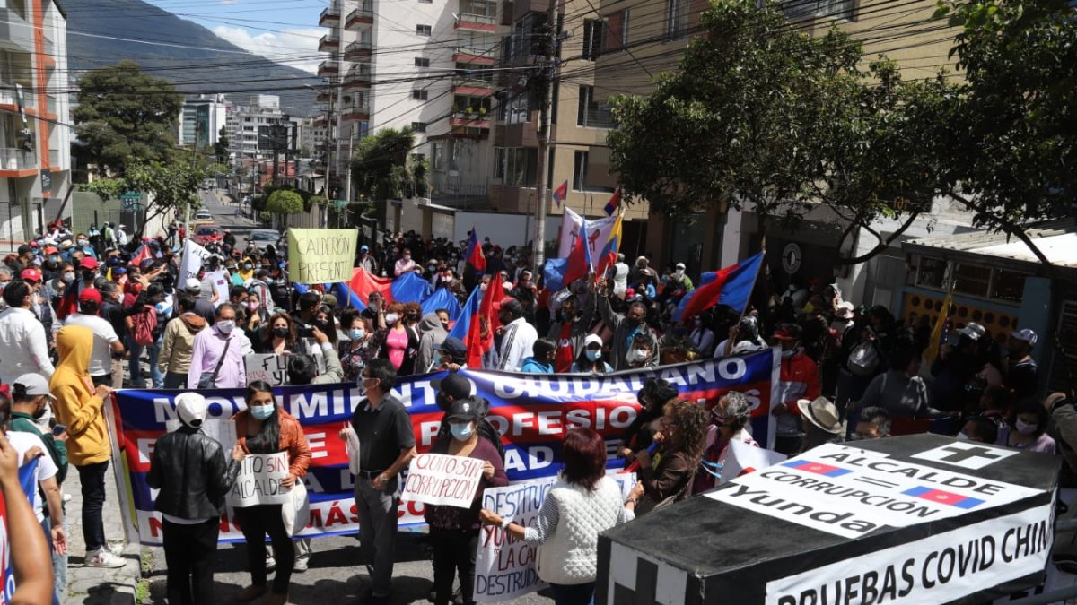 Plantón. Decenas de personas protestaron en los exteriores de la Corte Constitucional en contra del alcalde en disputa, Jorge Yunda.