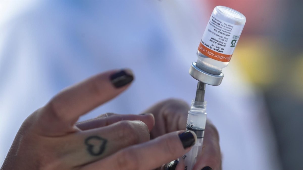 Vista de la preparación de una dosis de la vacuna Coronavac contra el coronavirus, en una fotografía de archivo.