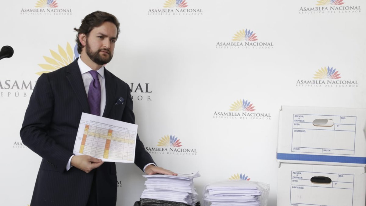 El asambleísta cuestiona que no se haya abierto un concurso para que bufetes de abogados españoles reconocidos se hayan presentado para brindar ese servicio.