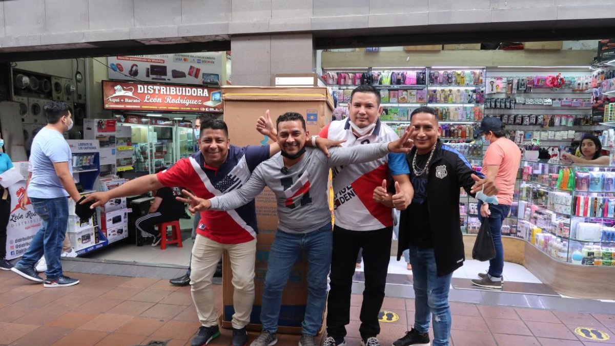 Héctor Pincay, Christian Cotapo y Javier Sánchez son bromistas, en la foto aparecen con Javier Mera, una víctima.
