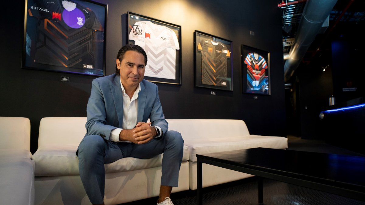 Fotografía sin fecha específica de toma, cedida por Infinity, donde se observa a su director, el argentino Diego Foresi, mientras posa para fotos en México.