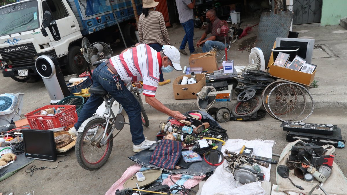 Aproximadamente 500 comerciantes informales se toman varias cuadras del suburbio de Guayaquil, para la venta de todo tipo de artículos en su mayoría usados.