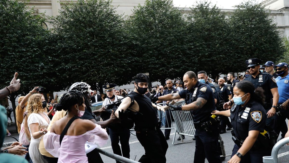 Se han realizado múltiples arrestos cuando decenas de policías se enfrentaron con los manifestantes de BLM.
