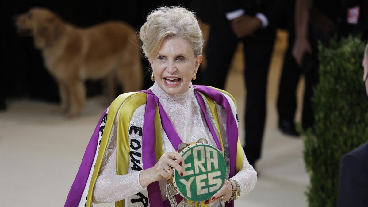 Carolyn B. Maloney aprovechó la alfombra roja para apoyar al movimiento feminista con un colorido vestido con el que ha querido representar a las mujeres y su lucha.