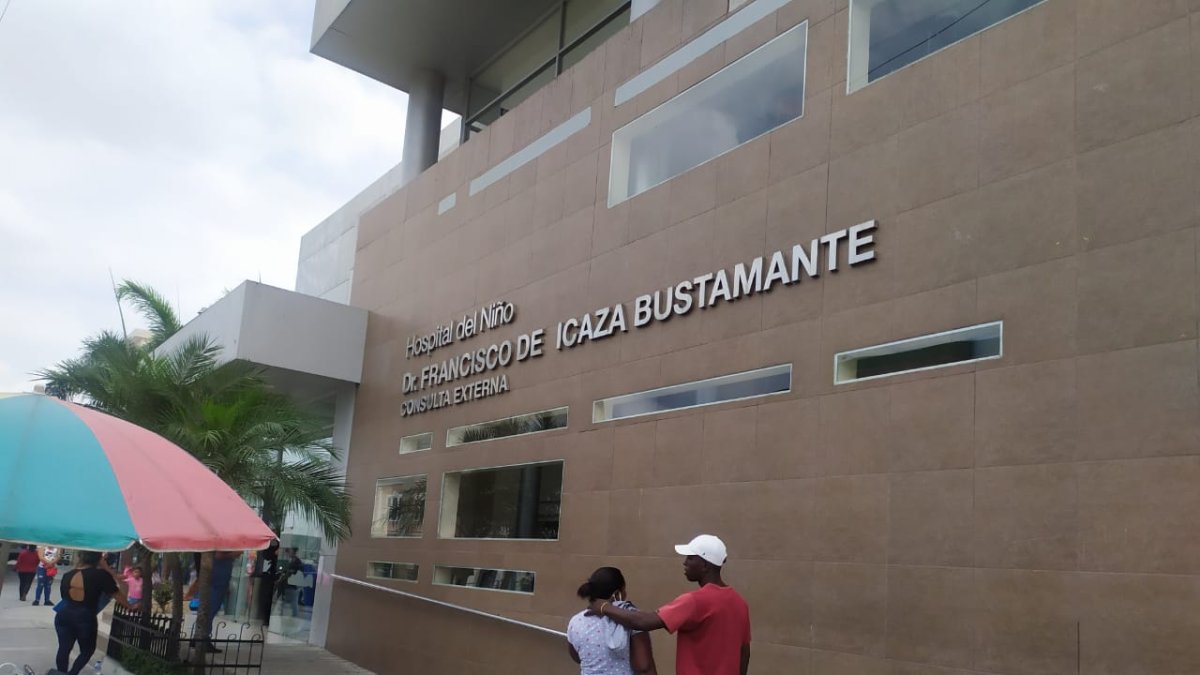 Una familia espera los resultados de los exámenes de su pequeño hijo con problemas cerebrales, desde hace cuatro meses compran algunos medicamentos.