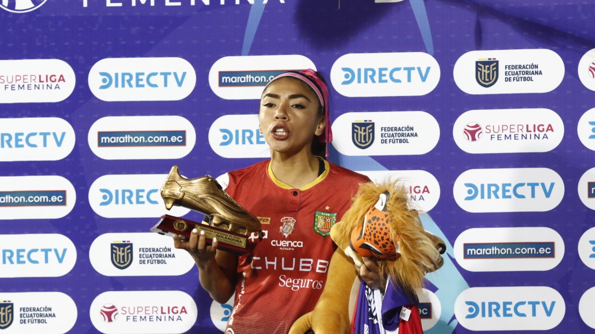 Madelin Riera, delantera de Deportivo Cuenca, tres veces consecutivas máxilla artillera de la Superliga femenina.